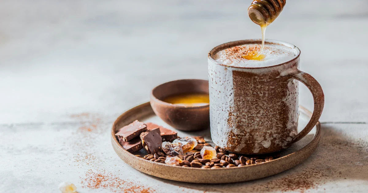 Eine Tasse Kaffee mit einem Teelöffel Bio-Presshonig aus den Nockbergen – Honig erst bei Trinktemperatur einrühren, um Enzyme zu erhalten. Mitterer & Müller | Feine BioHonige