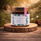 Bio Waldhonig Presshonig aus Österreich im Glas auf Holzscheibe im Waldsetting mit Tannenzweigen und Zapfen, warmes Licht, Premium Honig online kaufen